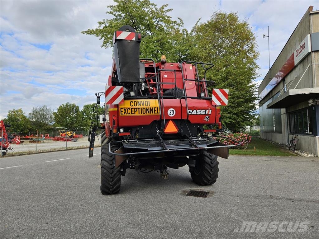 Case IH Axial Flow 6130 Mietitrebbiatrici