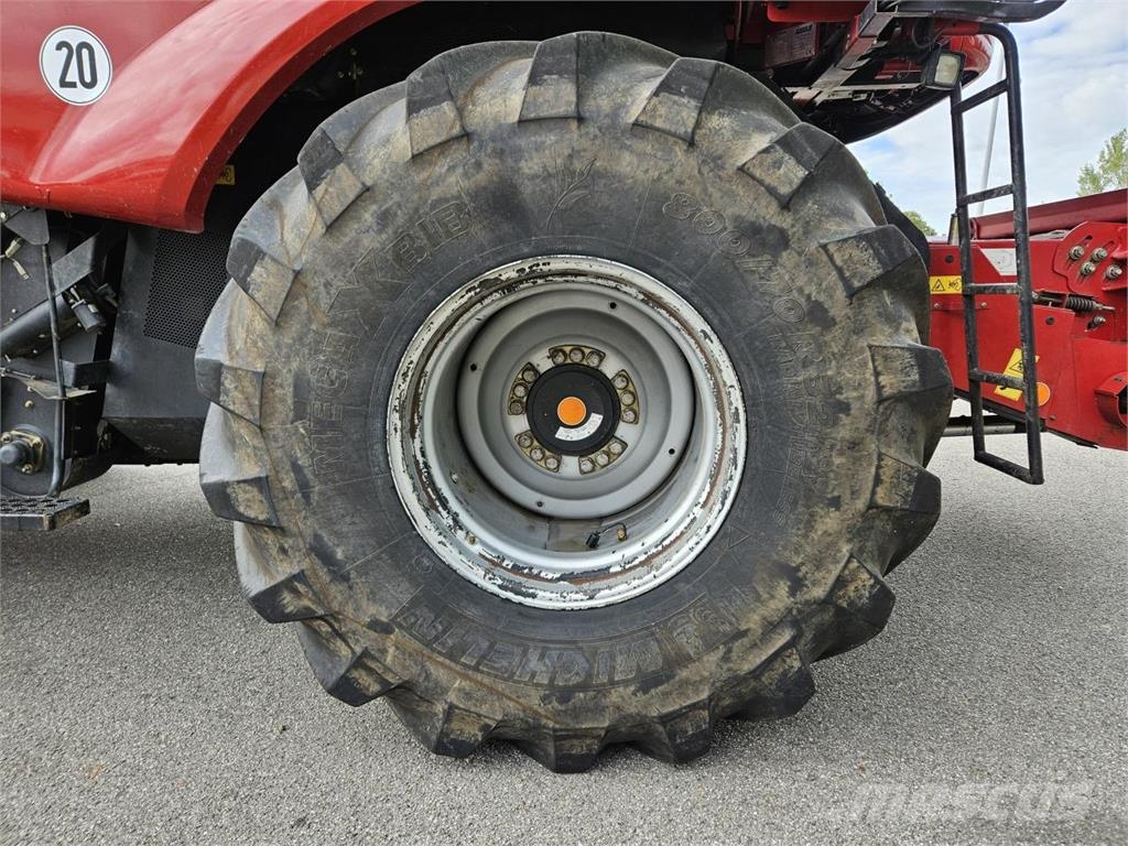 Case IH Axial Flow 6130 Mietitrebbiatrici