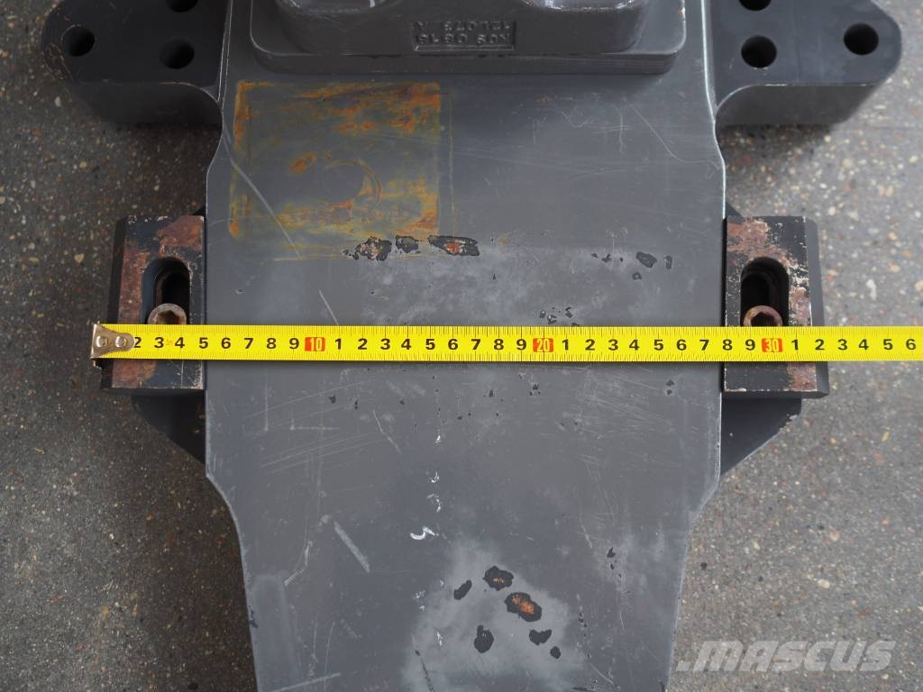 CLAAS Xerion - bumper hitch K80 Rockinger Cits traktoru papildaprīkojums