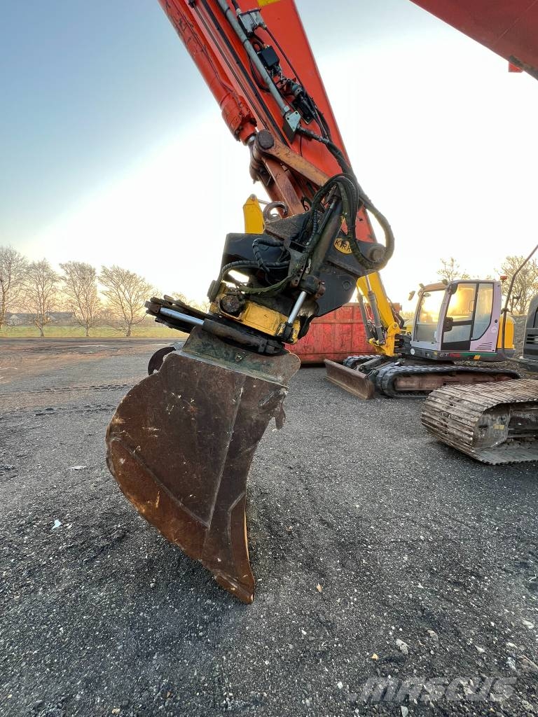 Hitachi Zaxis 225 US LC لوادر زحافة