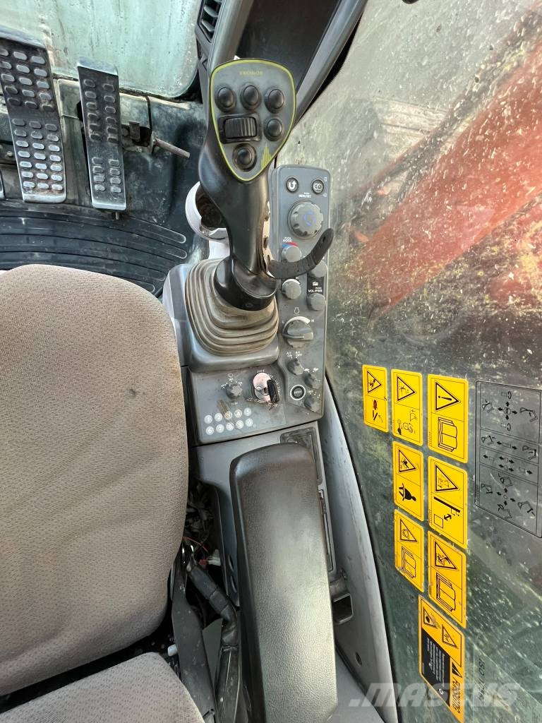 Hitachi Zaxis 225 US LC لوادر زحافة