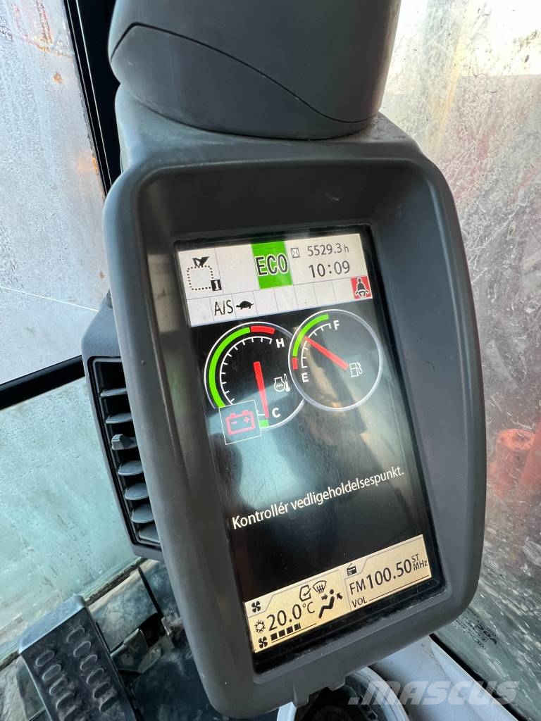 Hitachi Zaxis 225 US LC لوادر زحافة