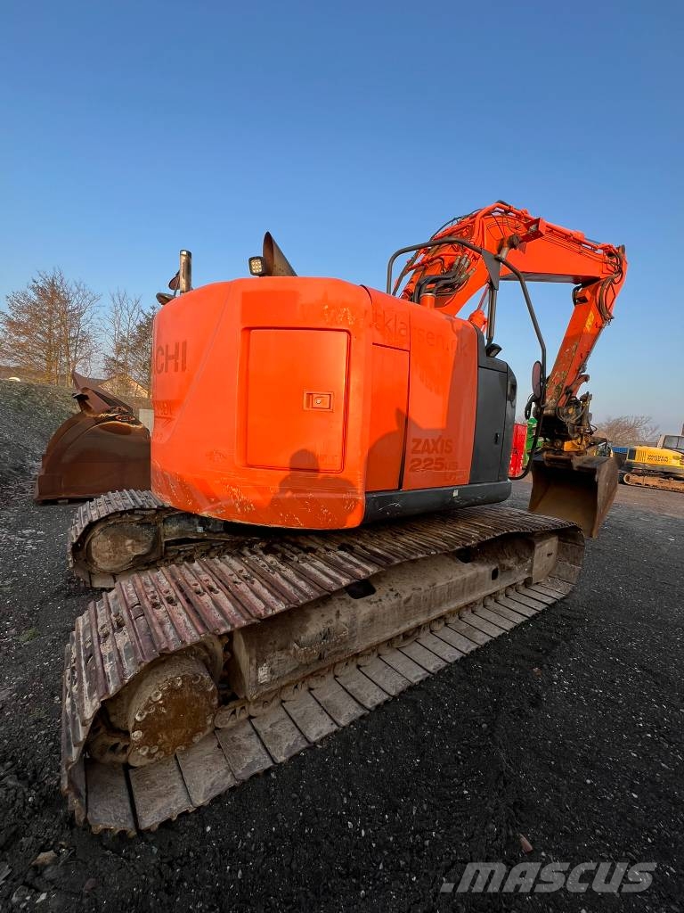 Hitachi Zaxis 225 US LC لوادر زحافة