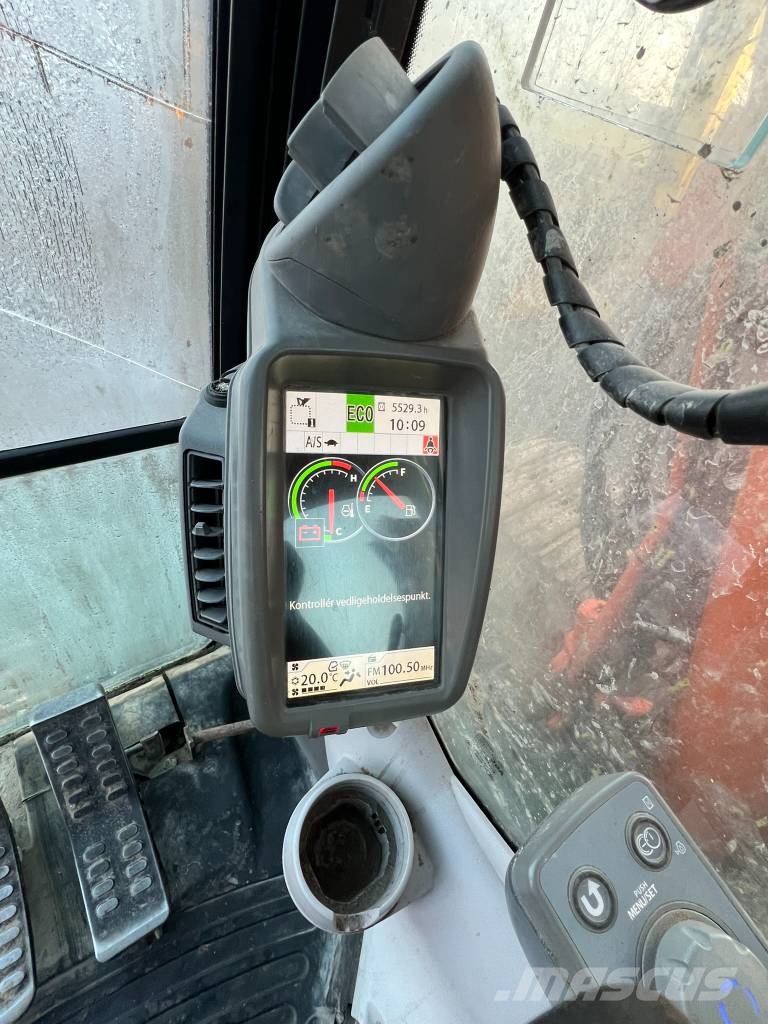 Hitachi Zaxis 225 US LC لوادر زحافة