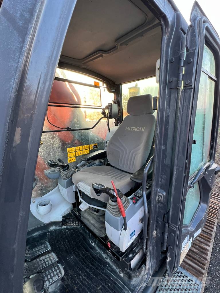 Hitachi Zaxis 225 US LC لوادر زحافة