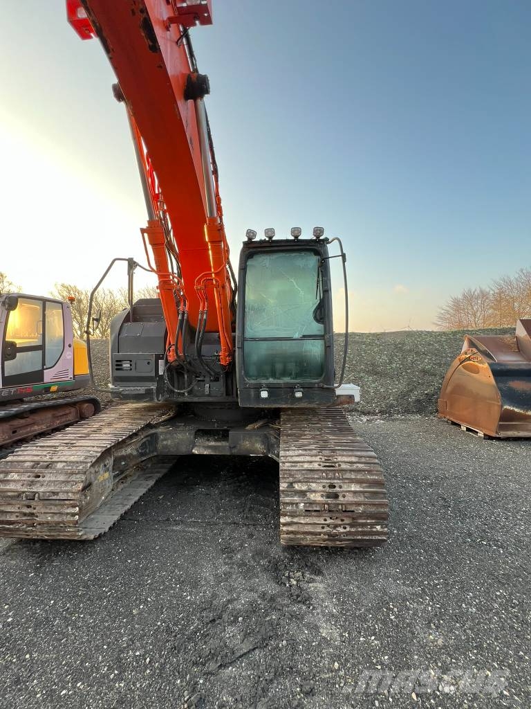 Hitachi Zaxis 225 US LC لوادر زحافة