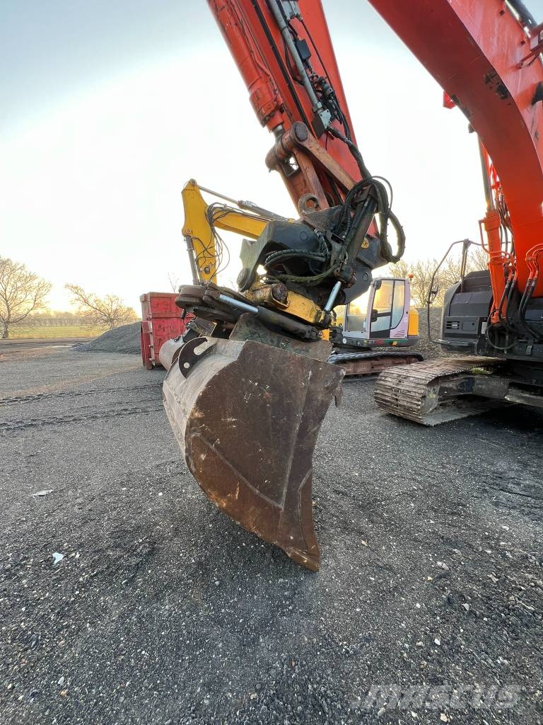 Hitachi Zaxis 225 US LC لوادر زحافة
