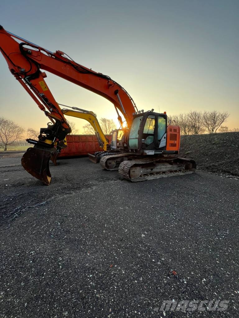Hitachi Zaxis 225 US LC لوادر زحافة