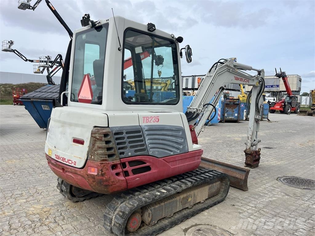 Takeuchi TB235-2 Wielgraafmachines