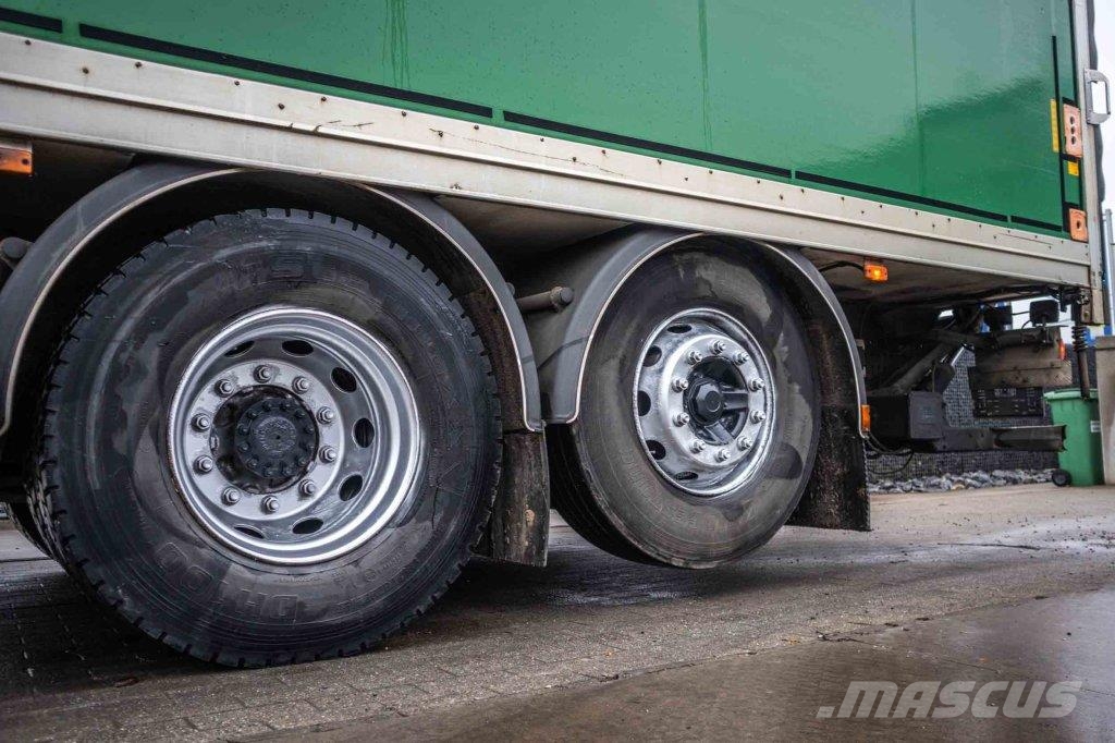 Volvo FE 300 Camiones con caja de remolque