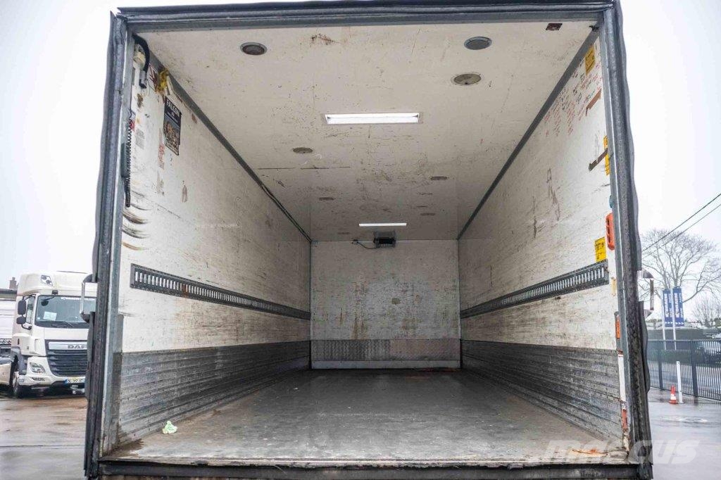 Volvo FE 300 Camiones con caja de remolque