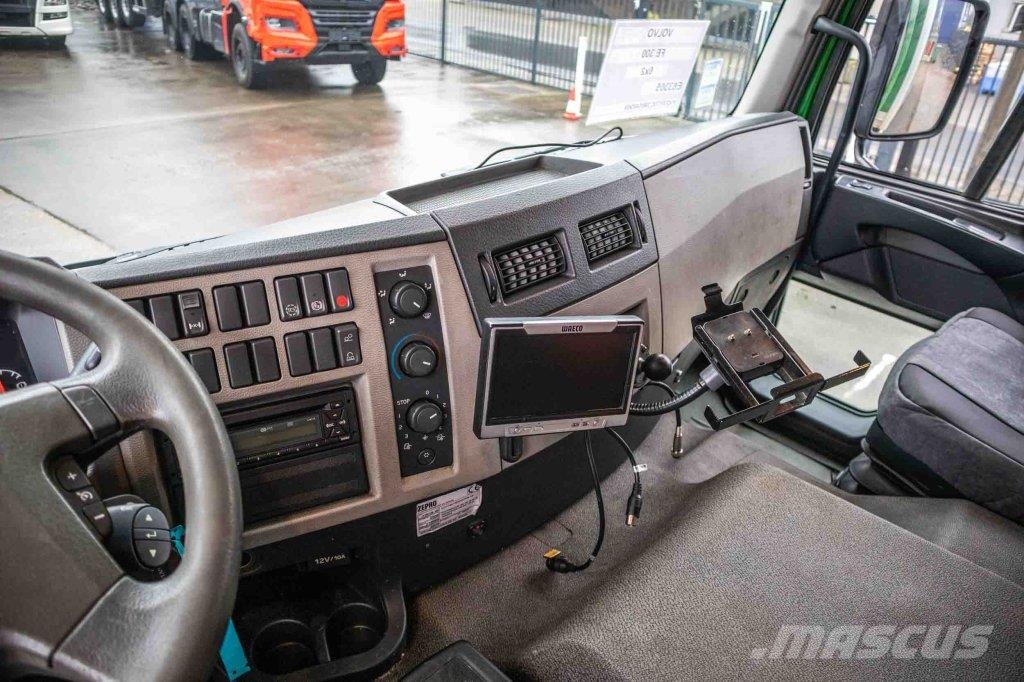 Volvo FE 300 Camiones con caja de remolque