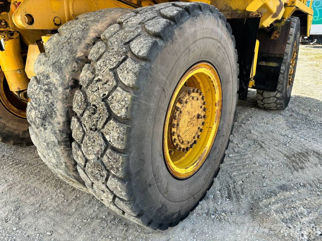 Komatsu HD 325-5 شاحنات المخلفات الصلبة