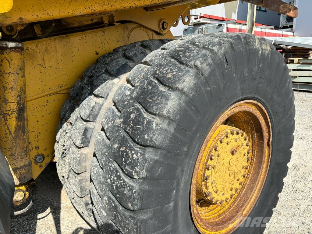 Komatsu HD 325-5 شاحنات المخلفات الصلبة