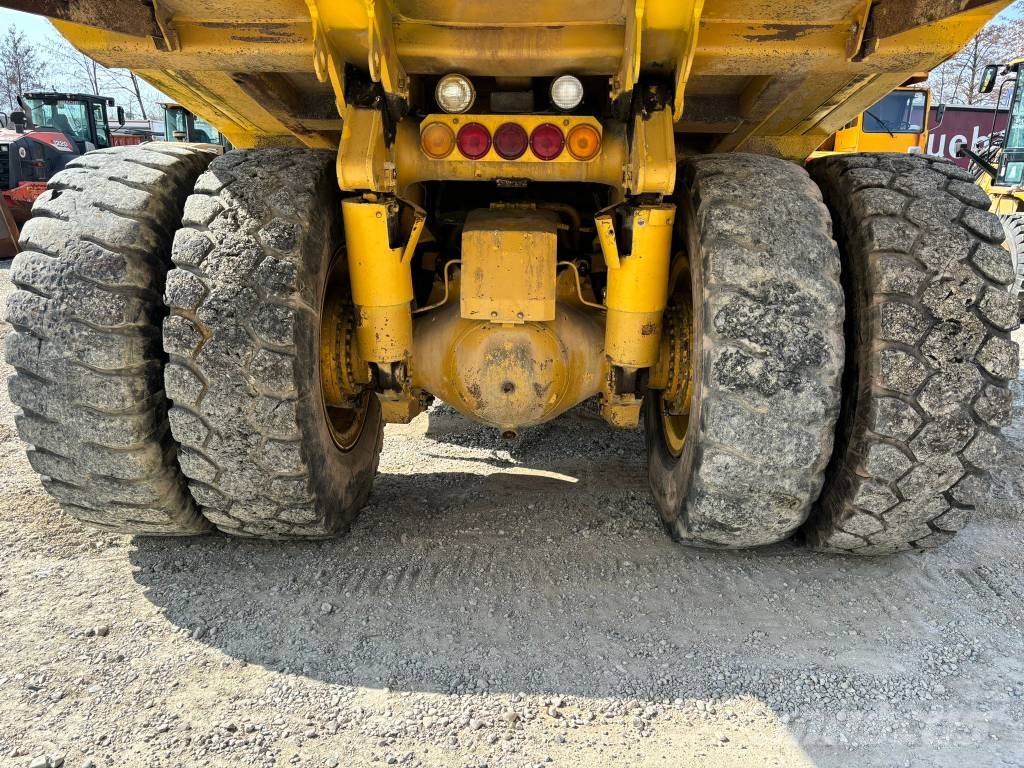 Komatsu HD 325-5 شاحنات المخلفات الصلبة