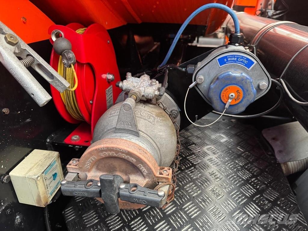 Scania G400 8X4 EURO 5 + 29.500 LITER TANK + 4 COMPARTIME Kamioni cisterne