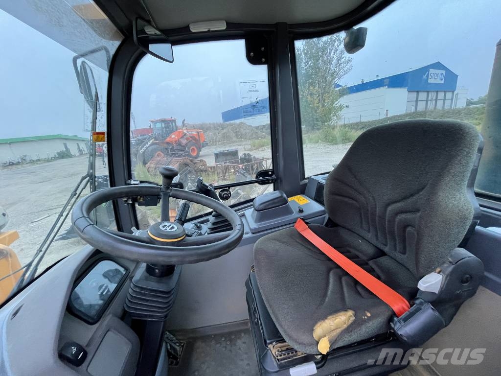 Volvo L 28 F 轮式装载机