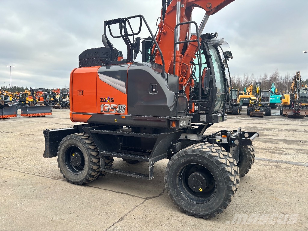 Hitachi ZX 135 W-7 / Pyörittäjä, 3 kauhaa, Rasvari, StageV حفارات بعجل
