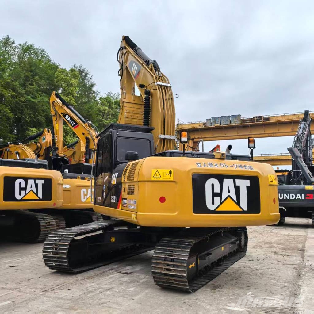 CAT 323D2 Raupenbagger