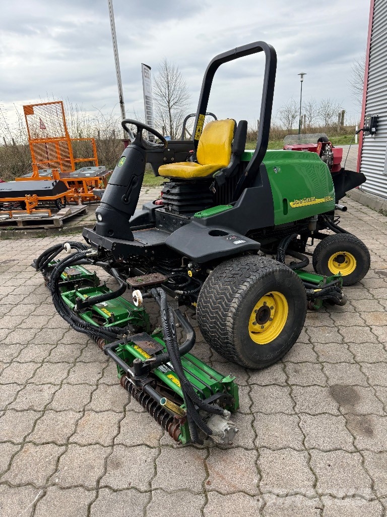John Deere 3235 C ماكينات جز العشب