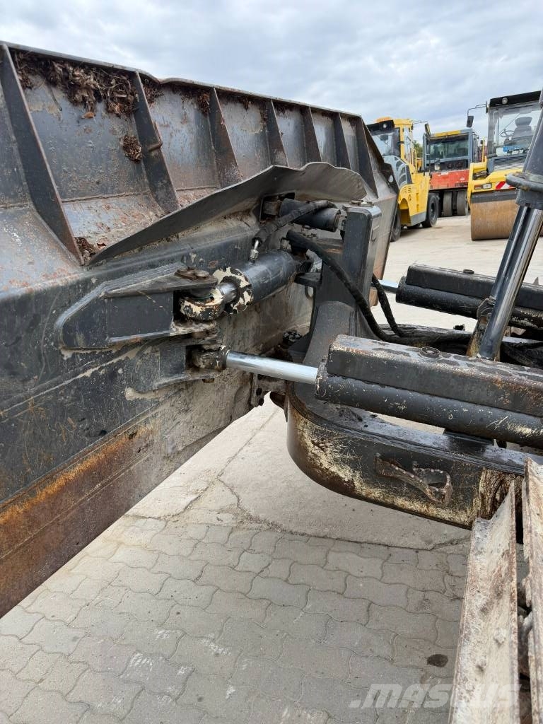 New Holland D 150 Buldožerji goseničarji