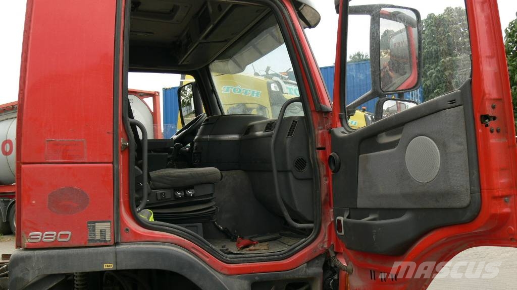Volvo FM12 4x2 شاحنات بمقصورة وهيكل