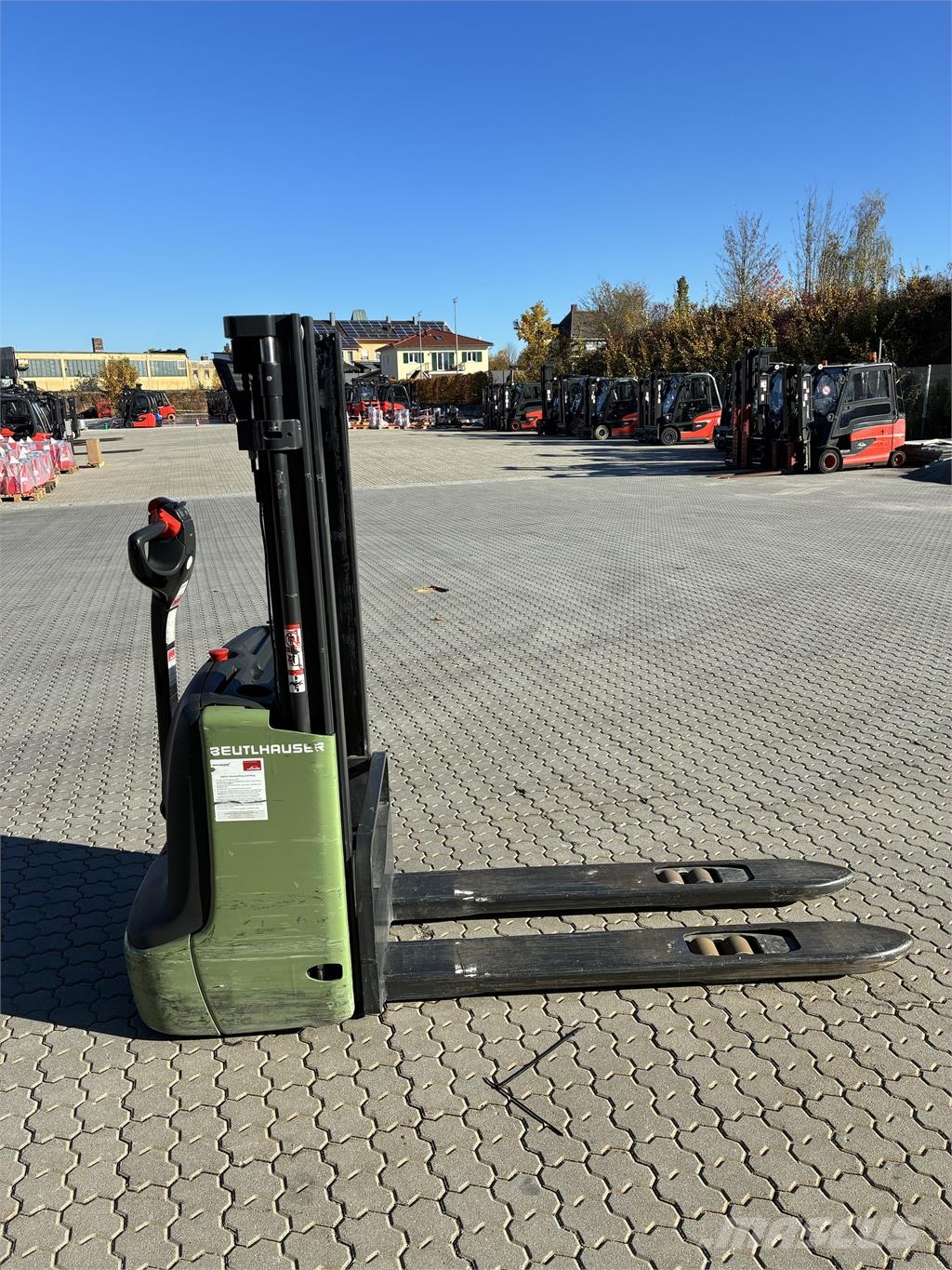 Linde L12 自走式スタッカー