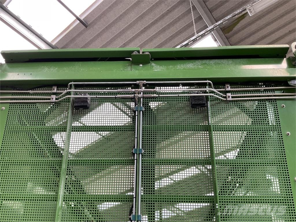 Krone TX 560 معدات التعامل مع المواد ووضعها