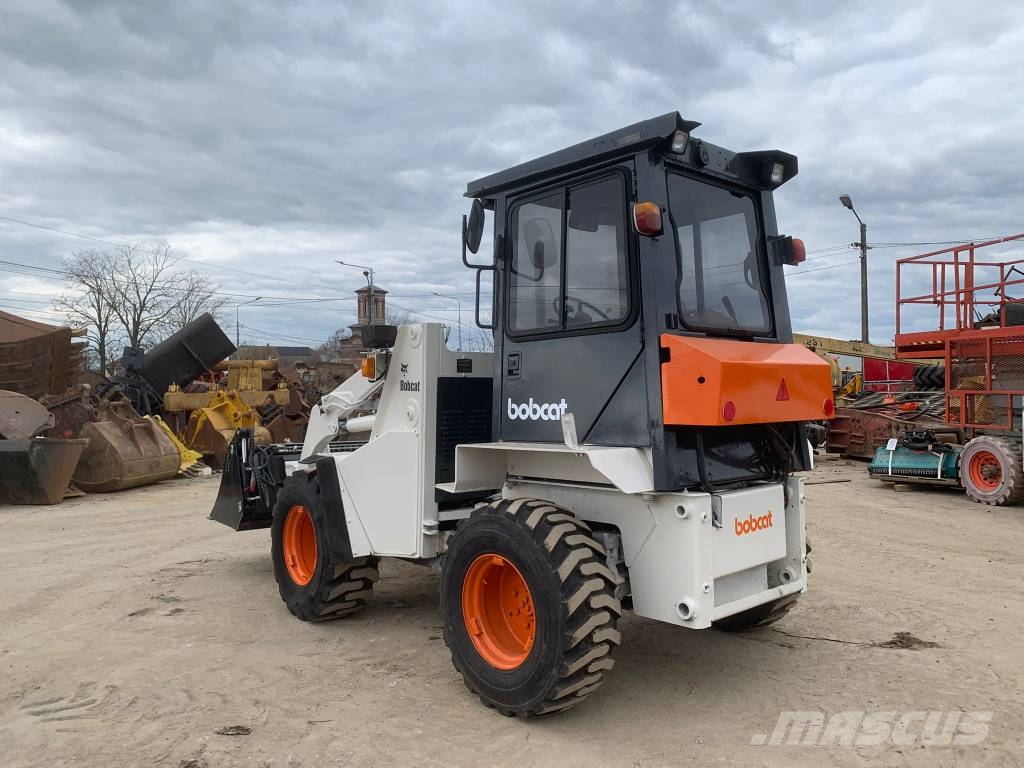 Bobcat 2400 Фронтальні навантажувачі
