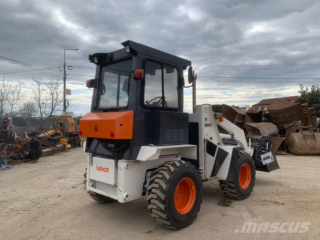Bobcat 2400 Фронтальні навантажувачі