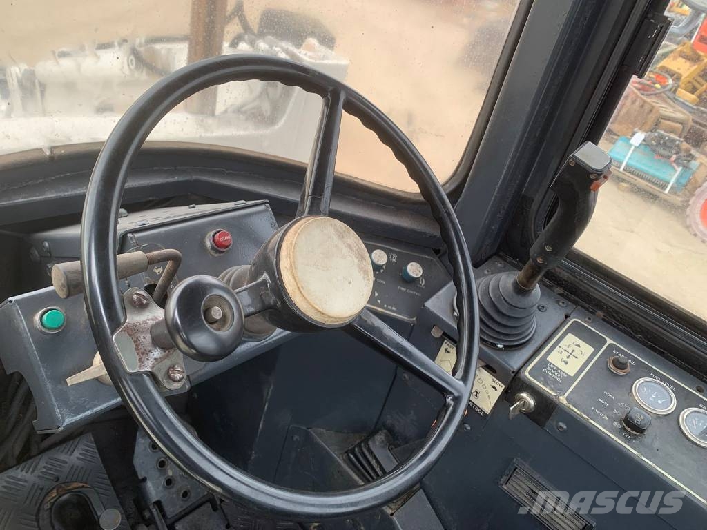 Bobcat 2400 Фронтальні навантажувачі