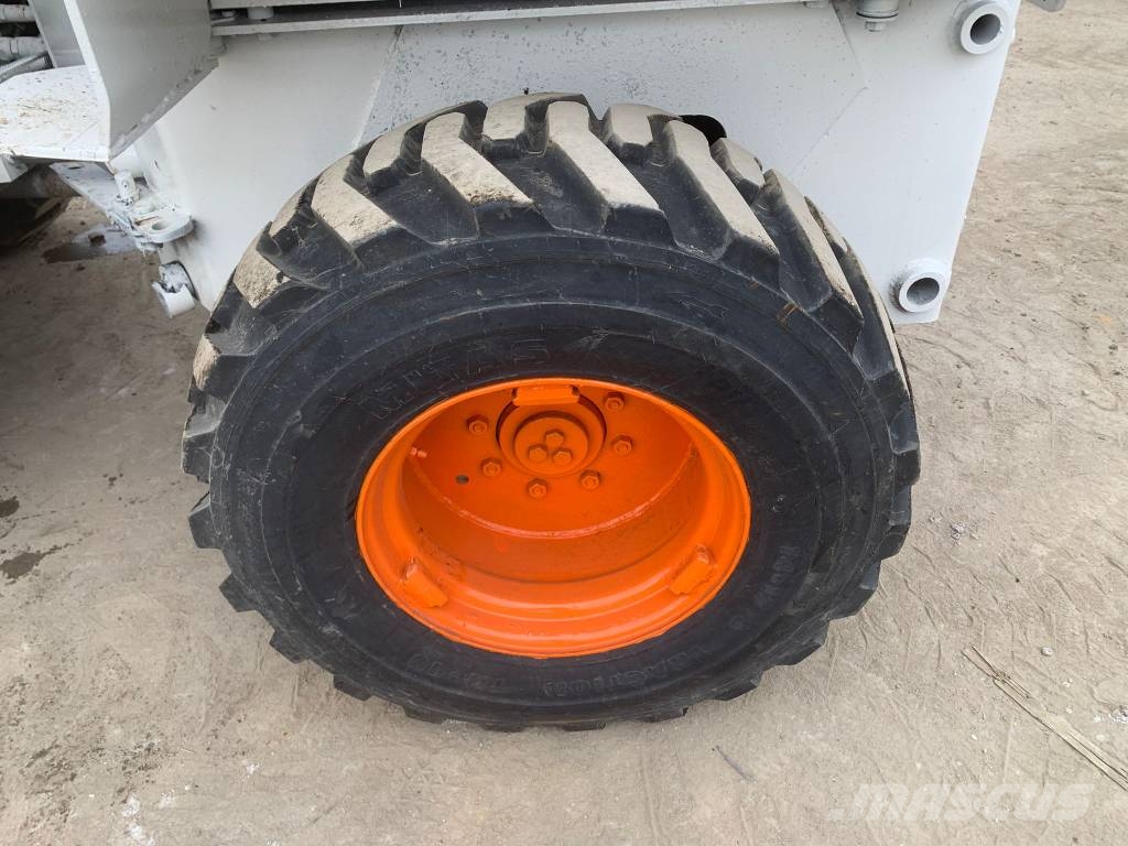 Bobcat 2400 Фронтальні навантажувачі