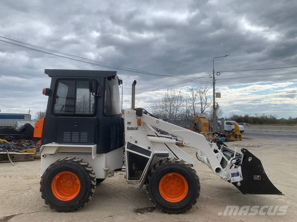 Bobcat 2400 Фронтальні навантажувачі