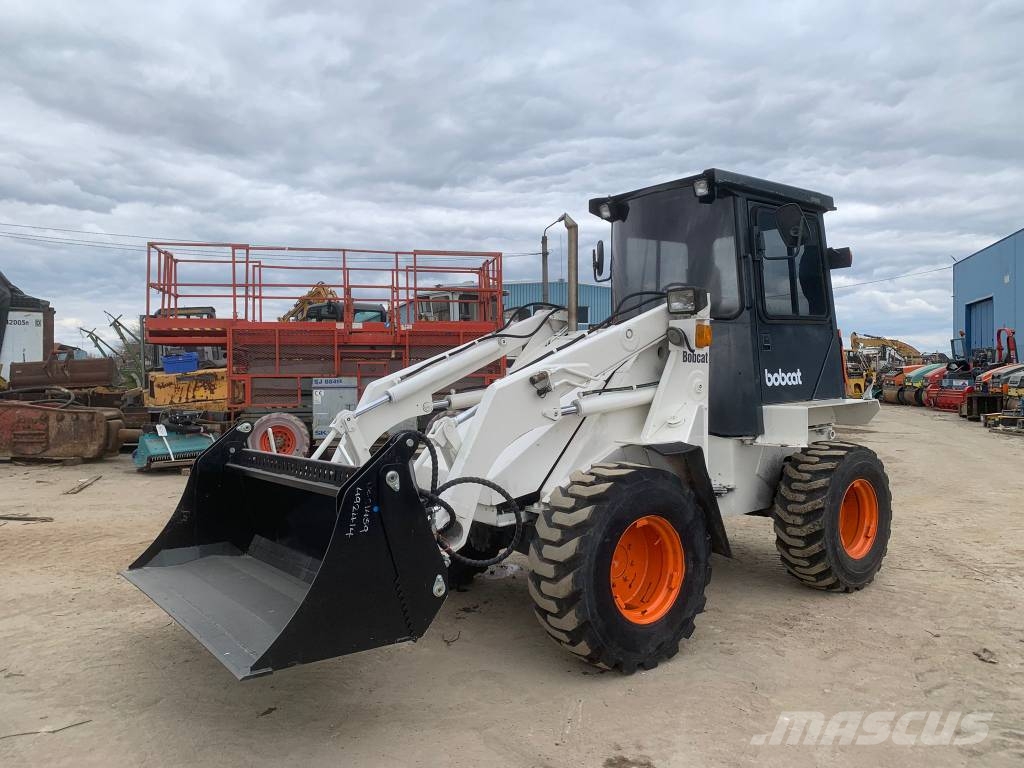 Bobcat 2400 Фронтальні навантажувачі