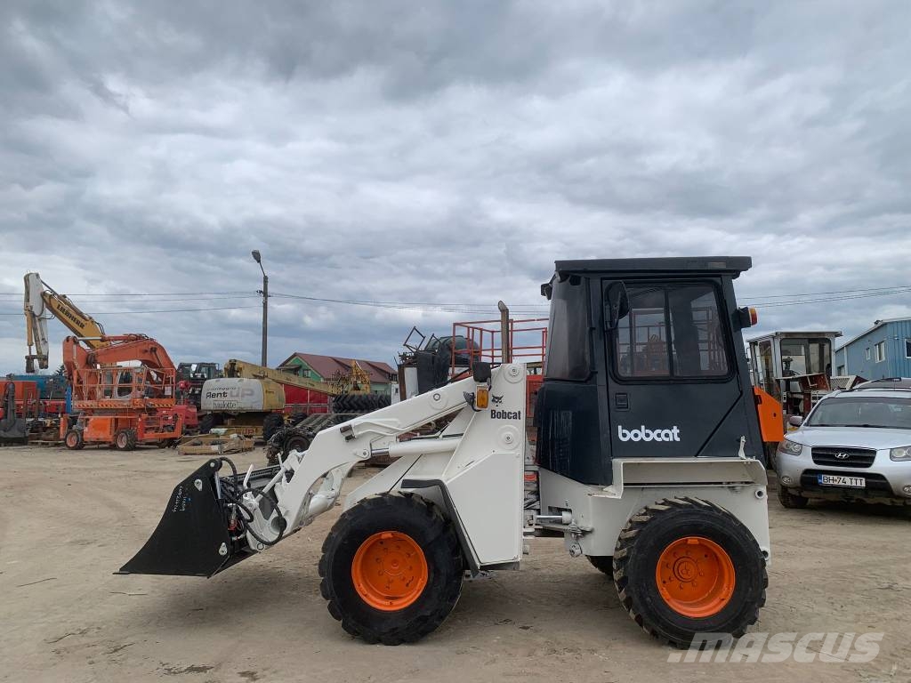 Bobcat 2400 Фронтальні навантажувачі