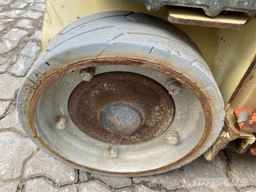 JLG 1230ES Henkilönostimet ja nostolaitteet