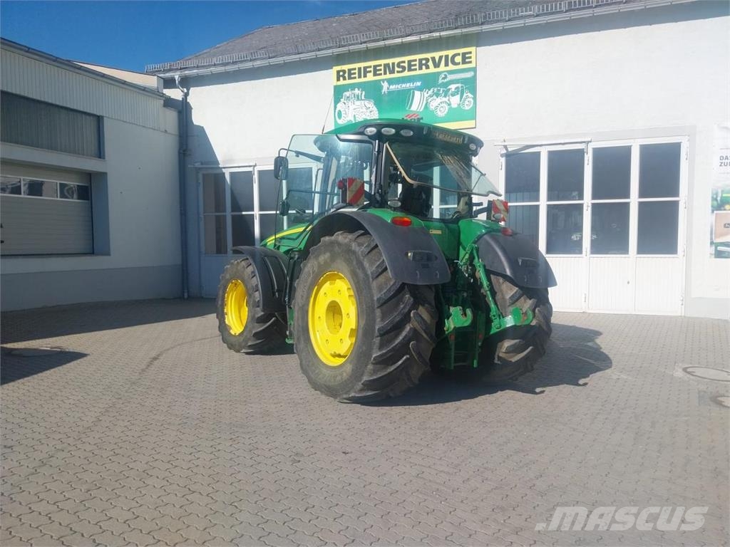 John Deere 8370R E23 الجرارات