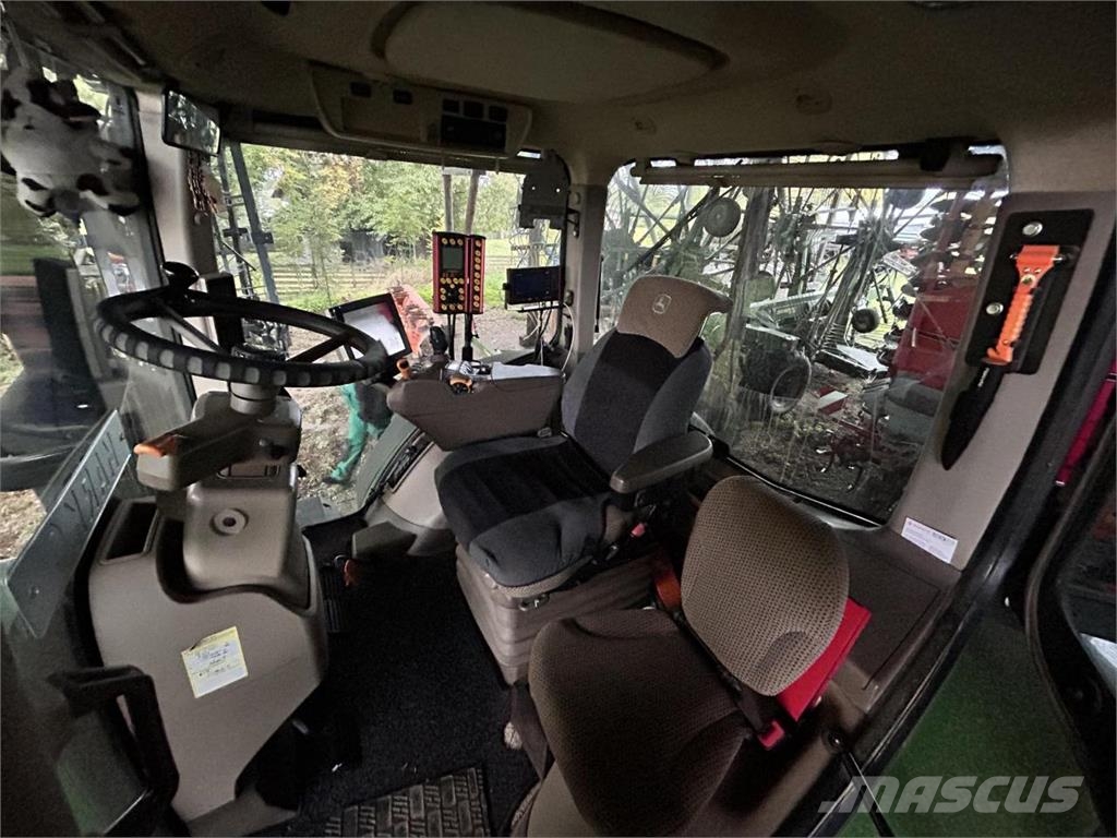 John Deere 8370R E23 الجرارات