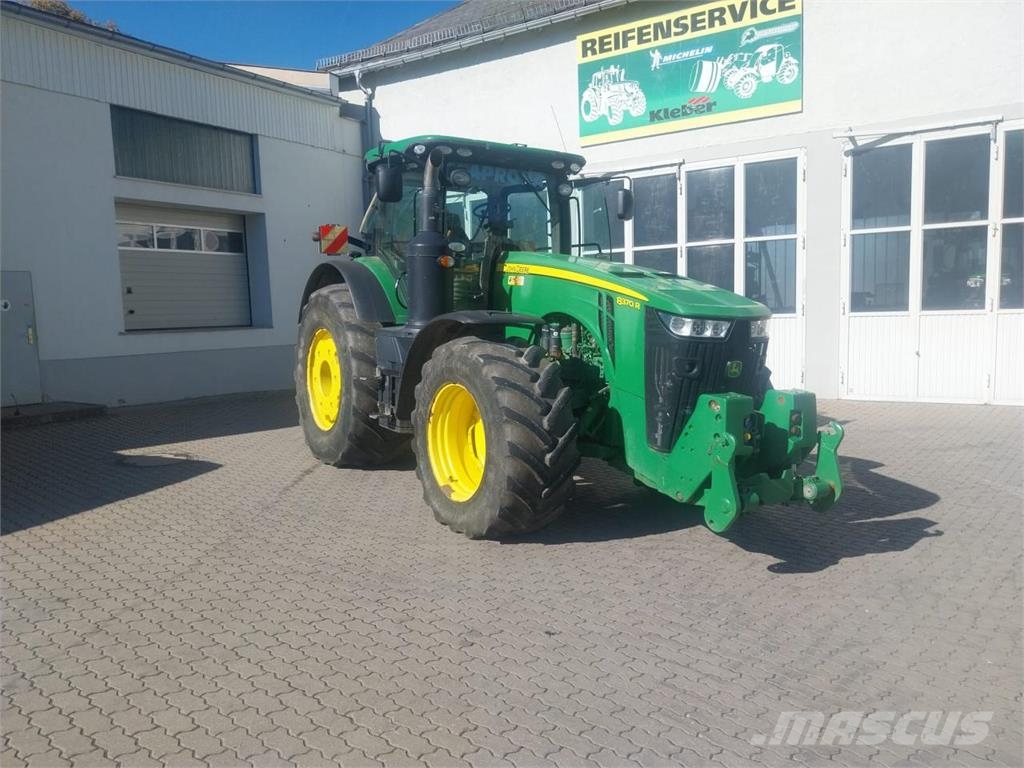 John Deere 8370R E23 الجرارات