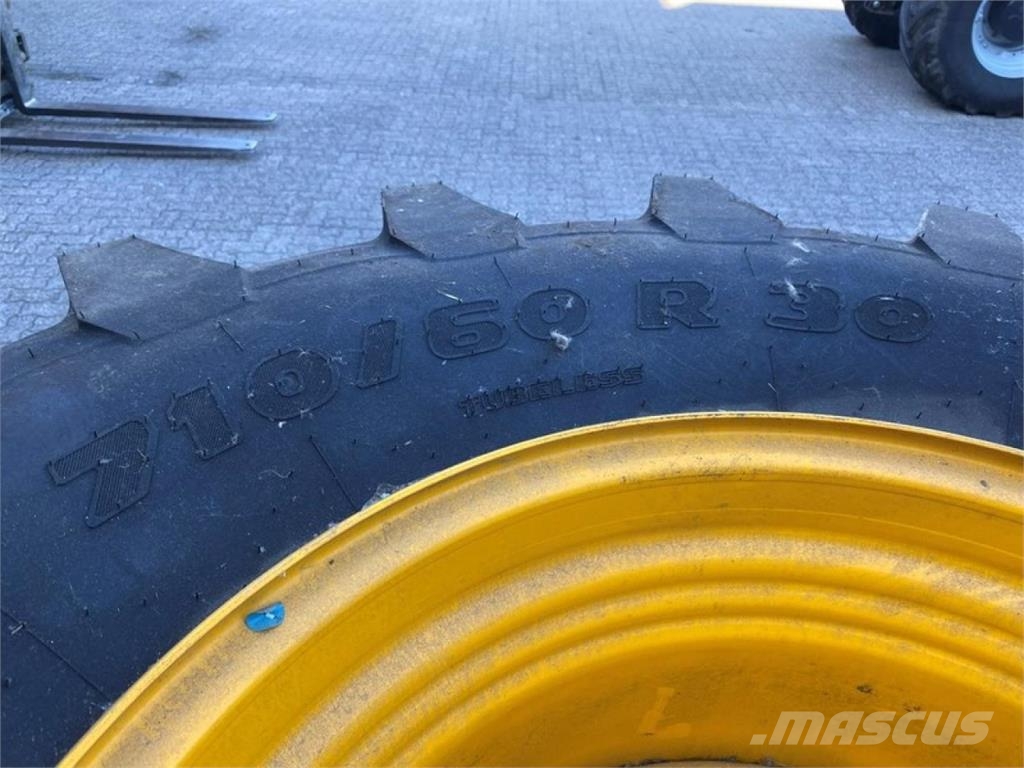 JCB KOMPLETTRÄDER 710/70R30 TRELLEBORG Traktorer