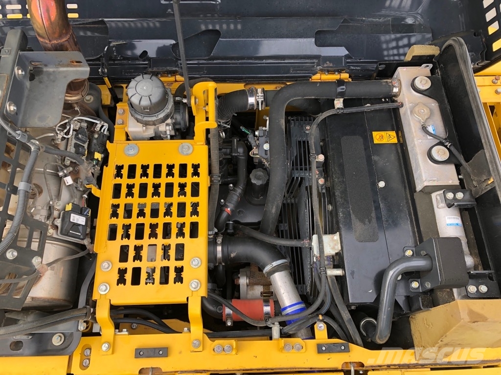 Komatsu PC210LC-11 حفارات زحافة