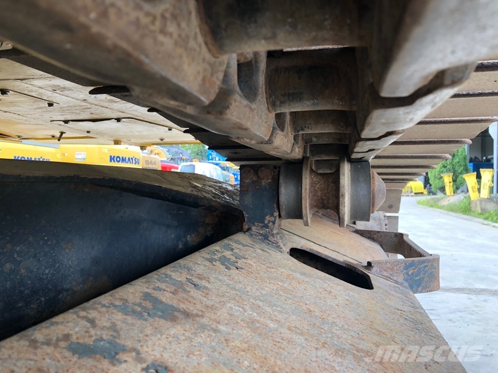 Komatsu PC210LC-11 حفارات زحافة