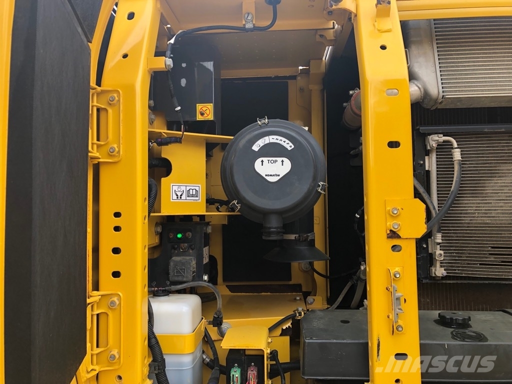 Komatsu PC210LC-11 حفارات زحافة