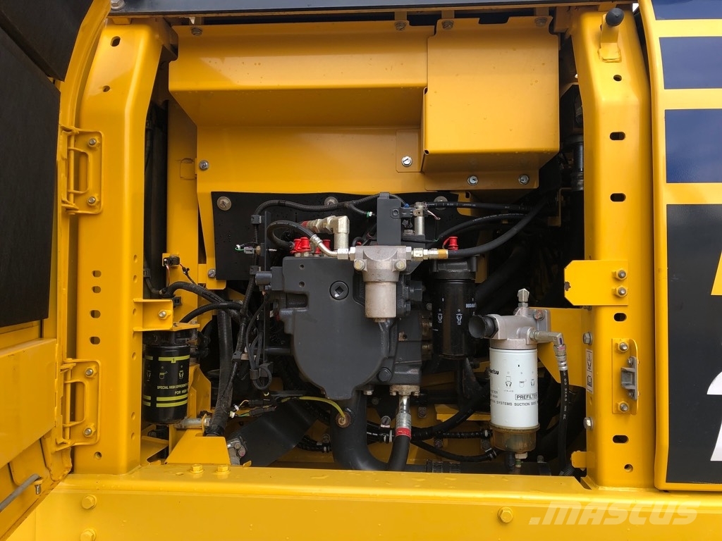 Komatsu PC210LC-11 حفارات زحافة