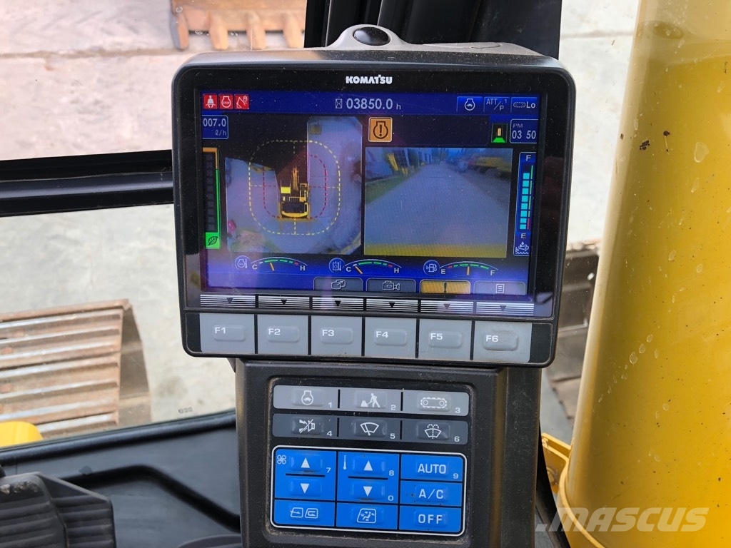 Komatsu PC210LC-11 حفارات زحافة