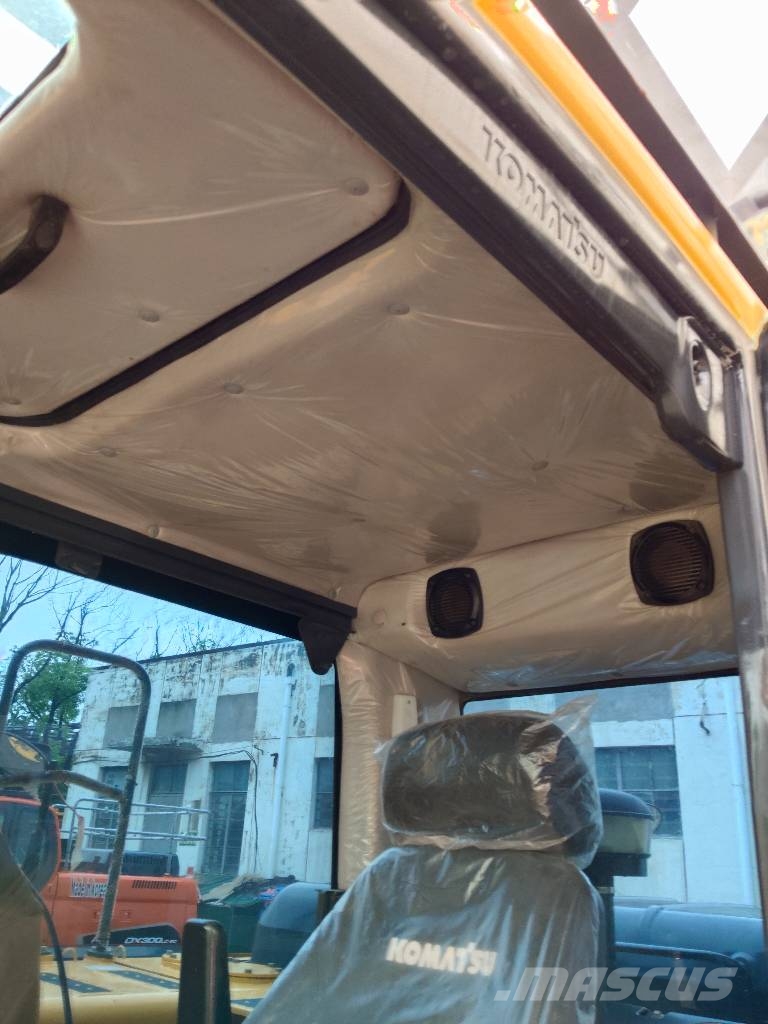 Komatsu PC 200-8  3000 units excavators in stock 大型油圧ショベル12t以上（パワーショベル・ユンボ）