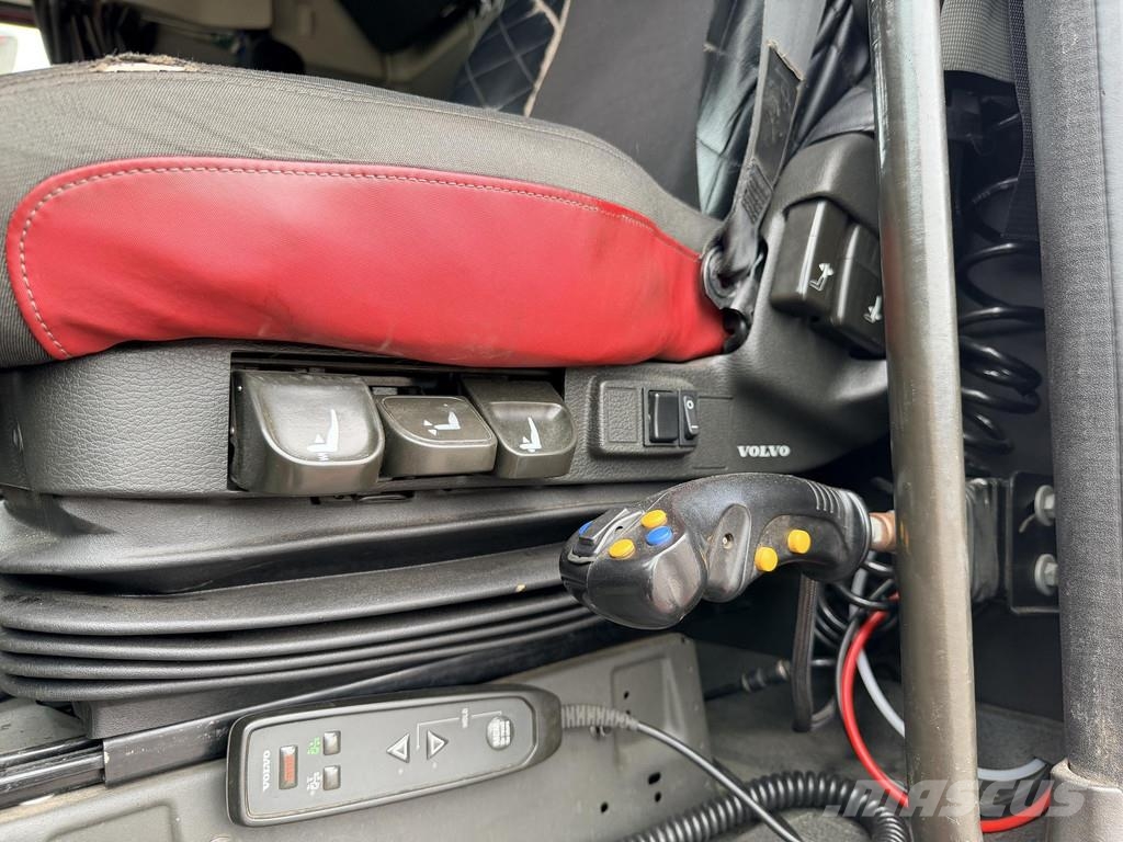 Volvo FH Siisti trippeli koukkuauto Hook lift trucks