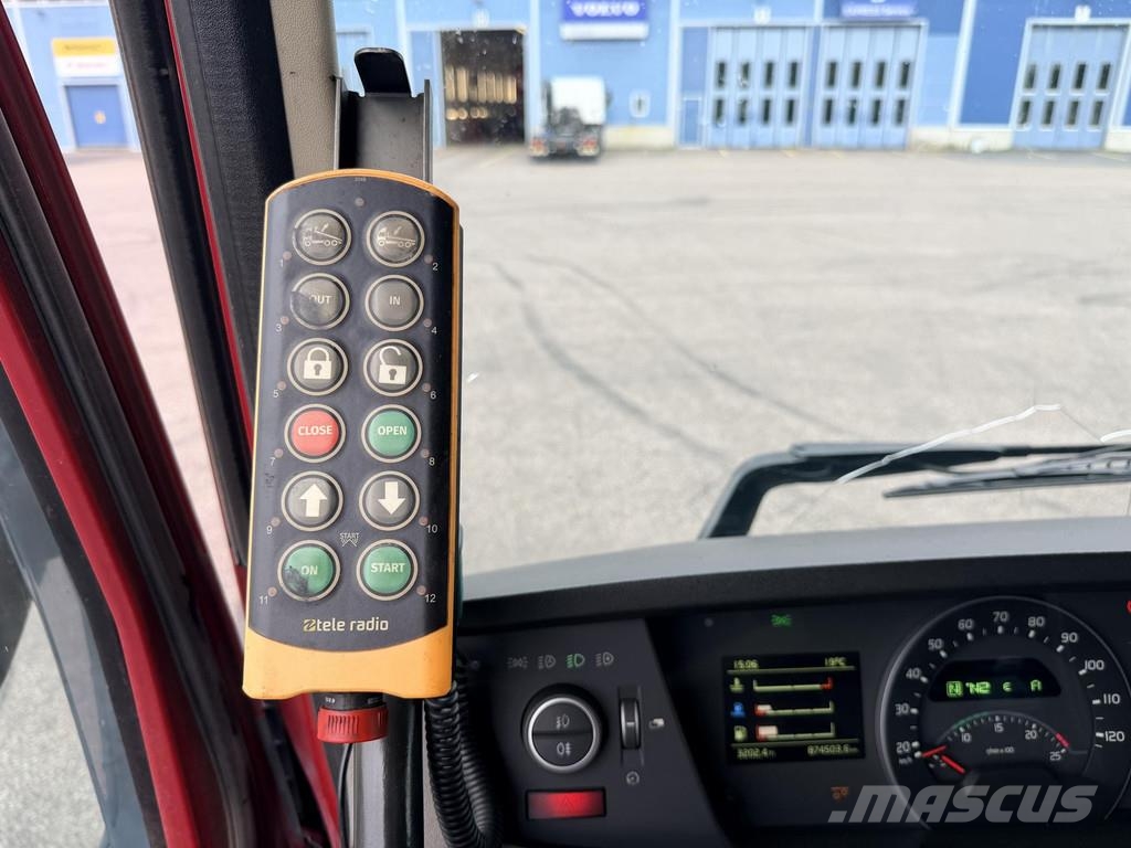 Volvo FH Siisti trippeli koukkuauto Hook lift trucks