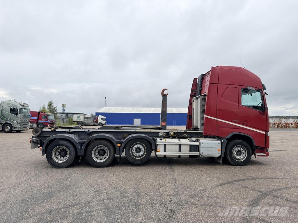 Volvo FH Siisti trippeli koukkuauto Hook lift trucks