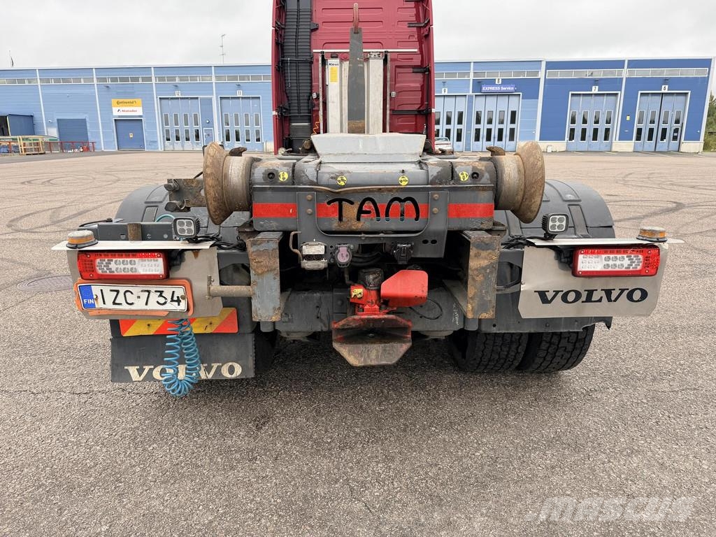 Volvo FH Siisti trippeli koukkuauto Hook lift trucks